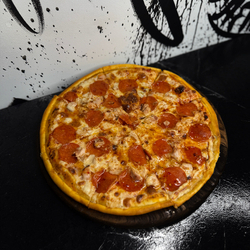 Пепперони с цыплёнком под кисло-сладким соусом